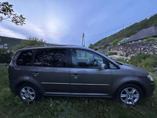 Volkswagen Touran foto 2