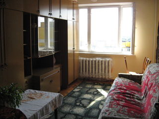 Fata cauta apartament)