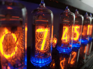 Сделанные вручную, уникальные, теплые, ламповые часы "Nixie clock" на винтажных ламповых индикатора. foto 1