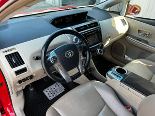 Toyota Prius v foto 11