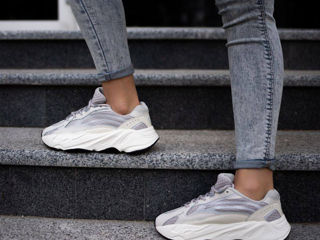 Adidas Yeezy Boost 700 Poze reale foto 4