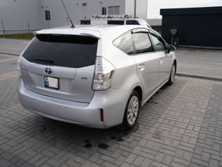 Toyota Prius v foto 5