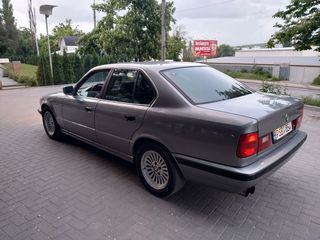 BMW 5 Series foto 1