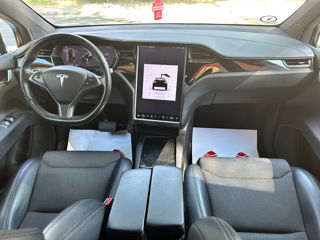 Tesla Model X foto 2