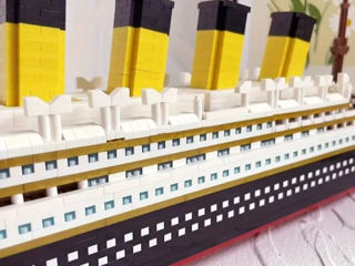 Vând Lego Titanic 2800 de piese foto 2