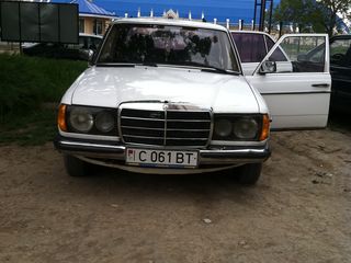 Mercedes Series (W123) foto 1