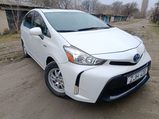 Toyota Prius v foto 2