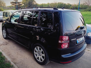 Volkswagen Touran foto 2