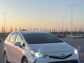 Toyota Prius v foto 4