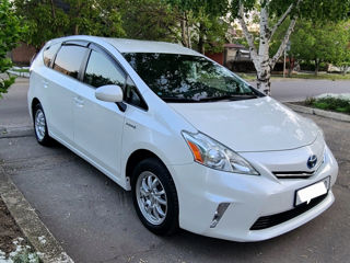 Toyota Prius v foto 3