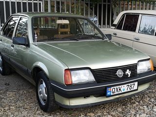 opel ascona 1.6i automat foto 1