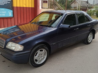 Mercedes C-Class foto 2