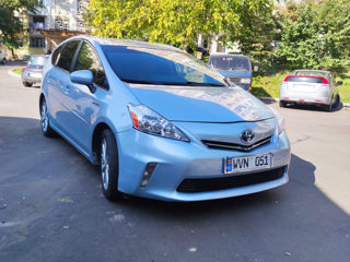 Toyota Prius v foto 1