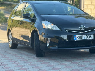 Toyota Prius v foto 5