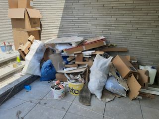 Вывоз стоительного мусора.  Evacuarea gunoiului dupa reparatie.