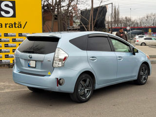 Toyota Prius v foto 7