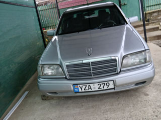 Mercedes C-Class foto 2