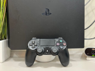 De vânzare: PlayStation 4 Pro cu 2 controllere DualShock V2!