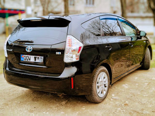 Toyota Prius v foto 4