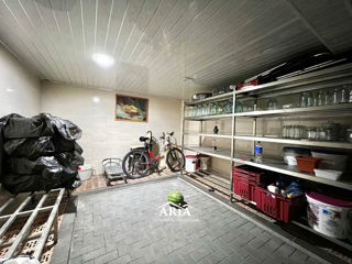 Vând Garaj Reparat cu beci în subsol, bloc sanitar, bucătărie
