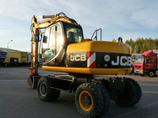 JCB JS 145W pe roți foto 3