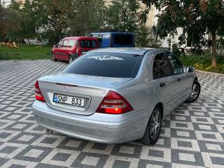 Mercedes C-Class foto 2