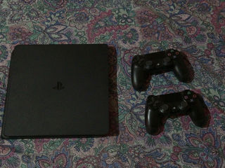 PlayStation 4 slim foto 2