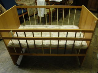 Срочно дешево детская кроватка на колесиках с матрасом 124x66x96,5 см - 500 леев. foto 1