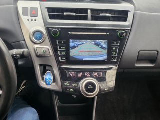 Toyota Prius v foto 20