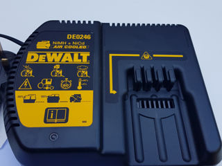 Перфоратор Dewalt D25033 и зарядное устройство Dewalt  DE0246 24V foto 1