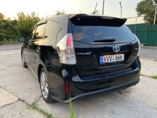 Toyota Prius v foto 5