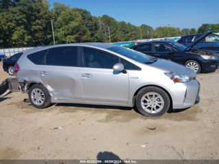 Toyota Prius v foto 4