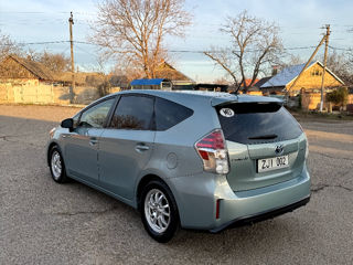 Toyota Prius v foto 4