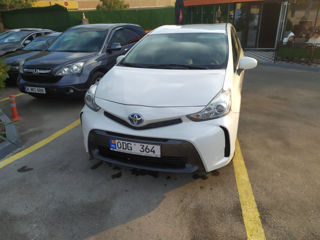 Toyota Prius v foto 2