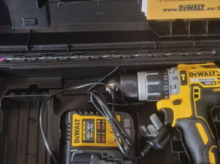 Шуруповерт  Dewalt  Dcd 796m2t Brushless