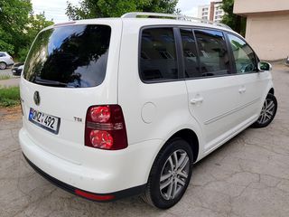 Volkswagen Touran foto 2