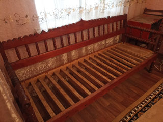 Se vinde pat din lemn natural făcut manual