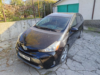 Toyota Prius v foto 2