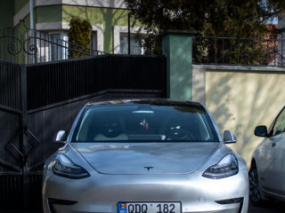 Tesla Model 3 foto 1