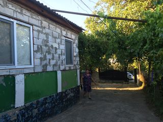 Casa din cotelet, com. Ciorescu, centrul satului foto 5
