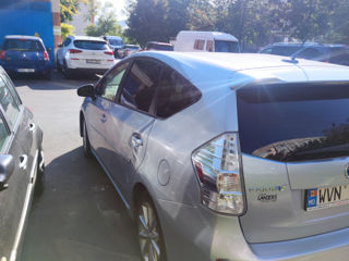 Toyota Prius v foto 2