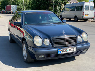 Mercedes E-Class foto 1