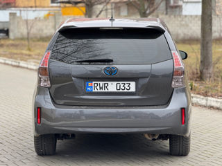 Toyota Prius v foto 4