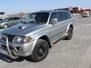 Mitsubishi Pajero Sport foto 2