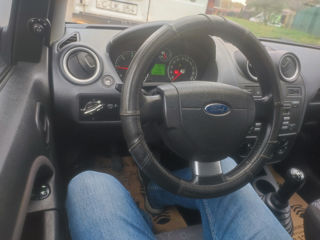 Ford Fiesta foto 5