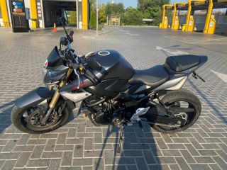 Suzuki GSR 750 foto 2