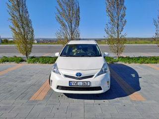 Toyota Prius v foto 2