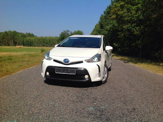 Toyota Prius v foto 2