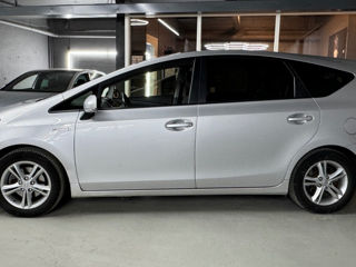 Toyota Prius v foto 4