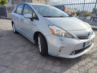 Toyota Prius v foto 4